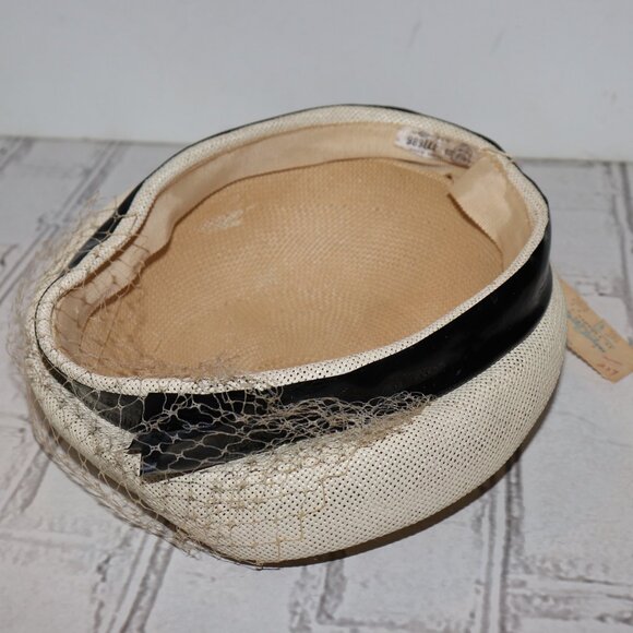 👒 Vintage Cream Straw Hat with Black Band & Veil – NWT Timeless Elegance · - Picture 3 of 8
